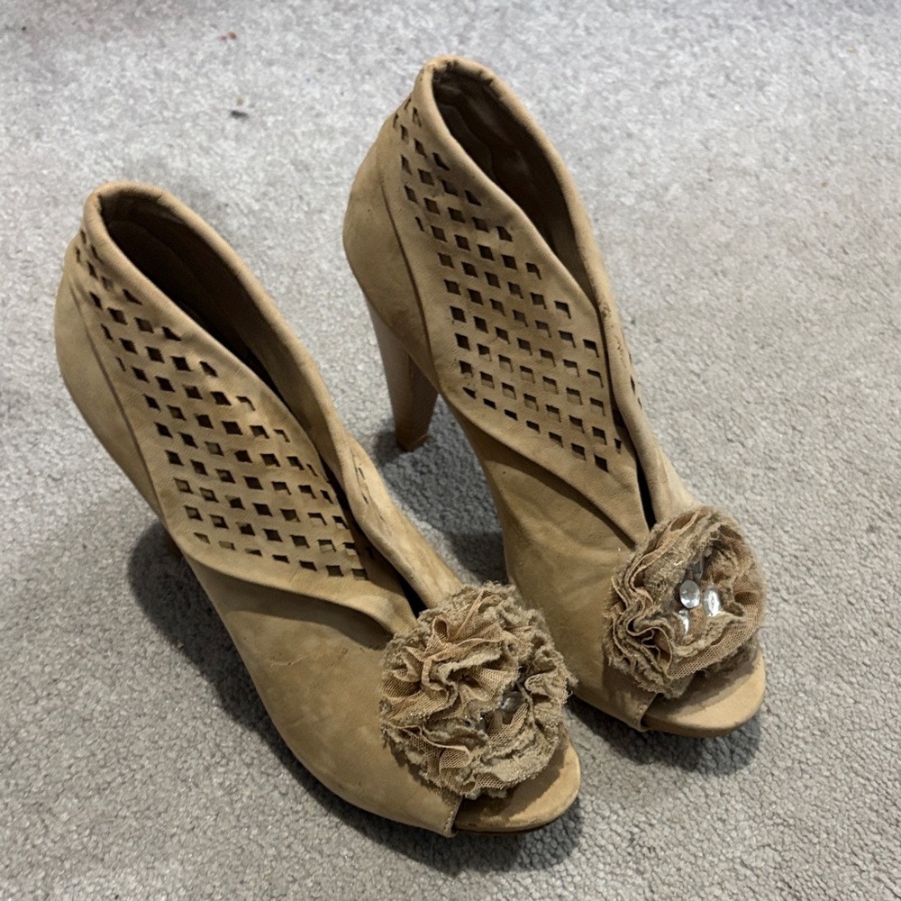 BKE Tan Cut-Out Peep-Toe Heels